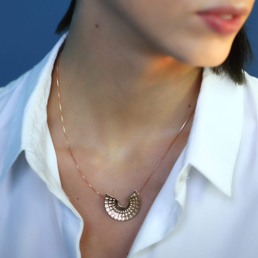 Ciondolo Pantheon oro rosa indossato